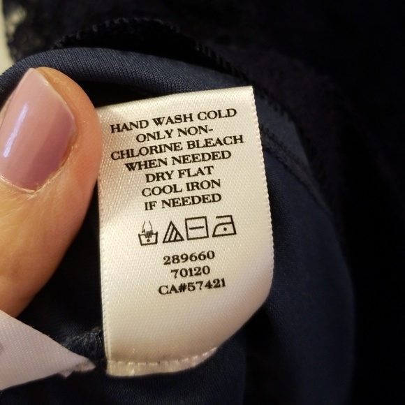 Ann Taylor SP Tiered Lace Sleeveless Navy Top VGUC - Picture 6 of 6